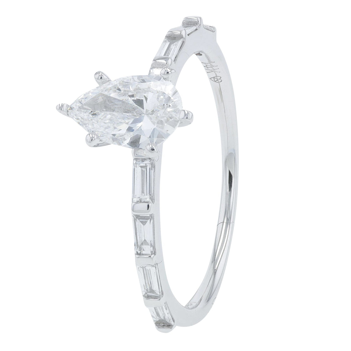 14K WG 0.75 CT Pear Cut Center Lab Grown Diamond Bridal Set<p><strong>Lab Grown Diamond</p></strong>
